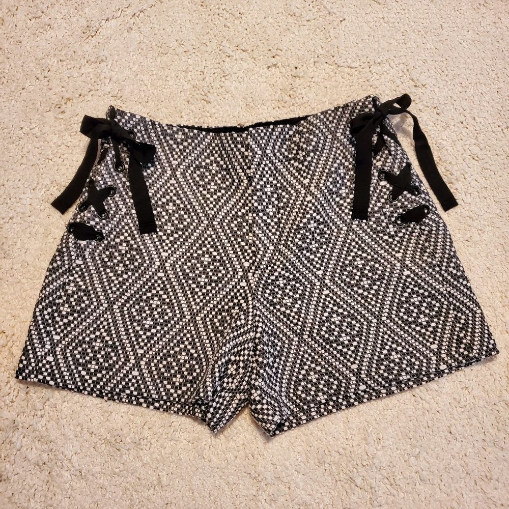 Gap For Good Black & White High Waist Woven Lace Up Shorts Size 2